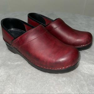 Dansko Leather Comfort Nursing Clogs Shoes size 39, a mahogany red color.